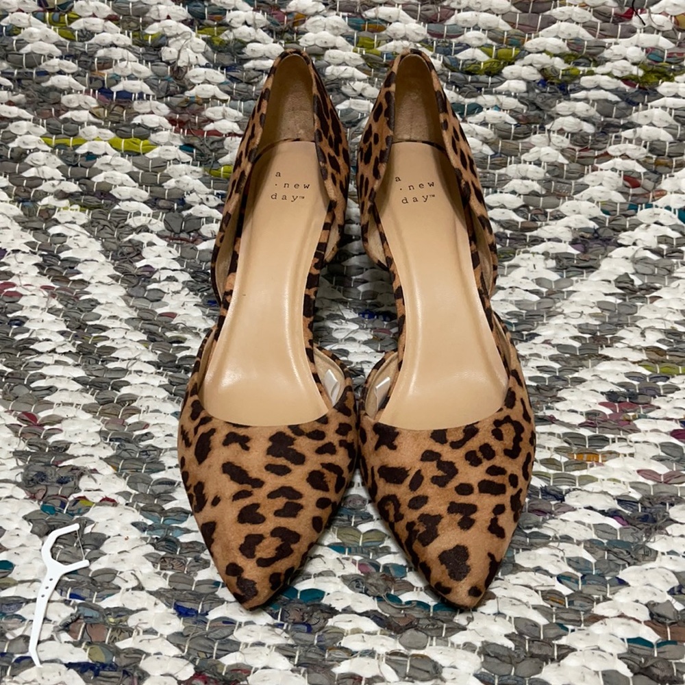 A New Day shoe. Size:10. Color: Tan and Brown